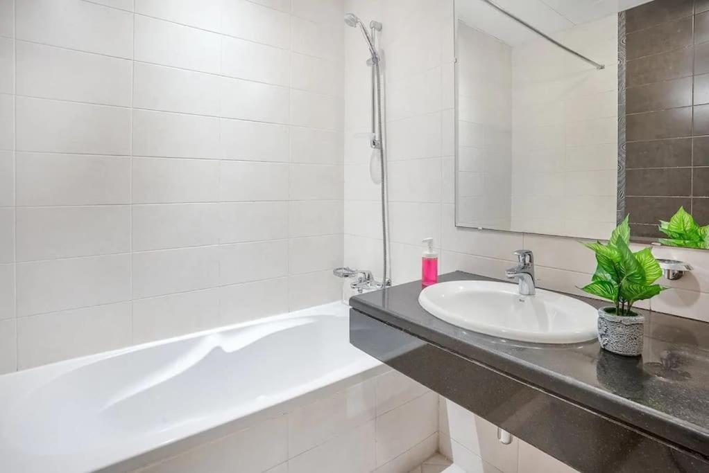 Lovely 3 Bedroom Apartment Beach Front Abu Dhabi Bagian luar foto